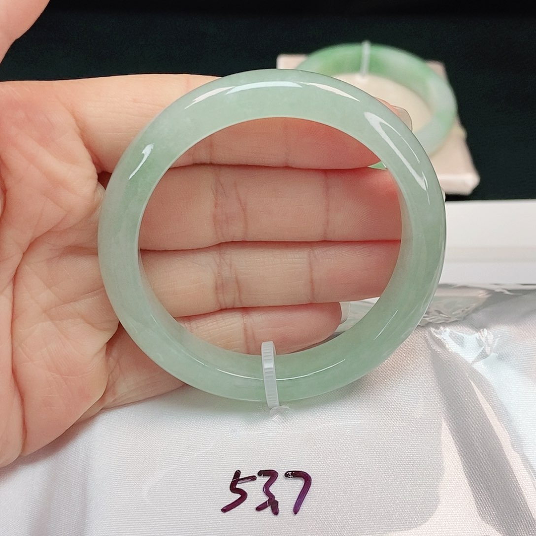 翡翠手镯未镶嵌正圈