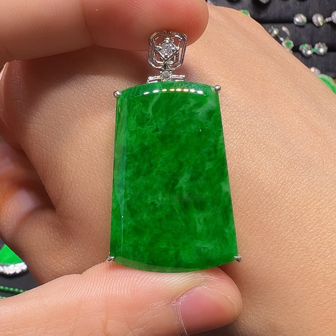 翡翠18K金镶嵌颈饰翡翠首饰