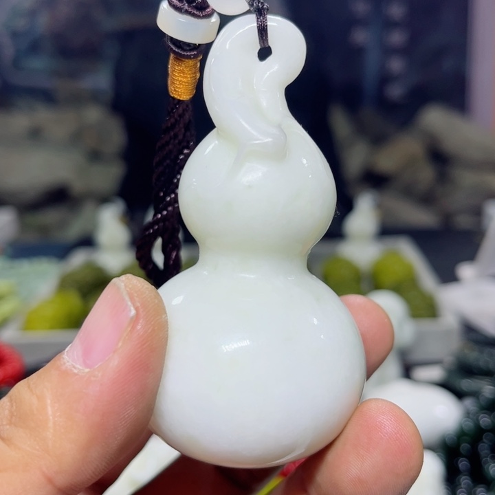 蛇纹石玉手把件未镶嵌