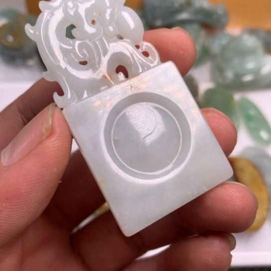 翡翠颈饰未镶嵌翡翠