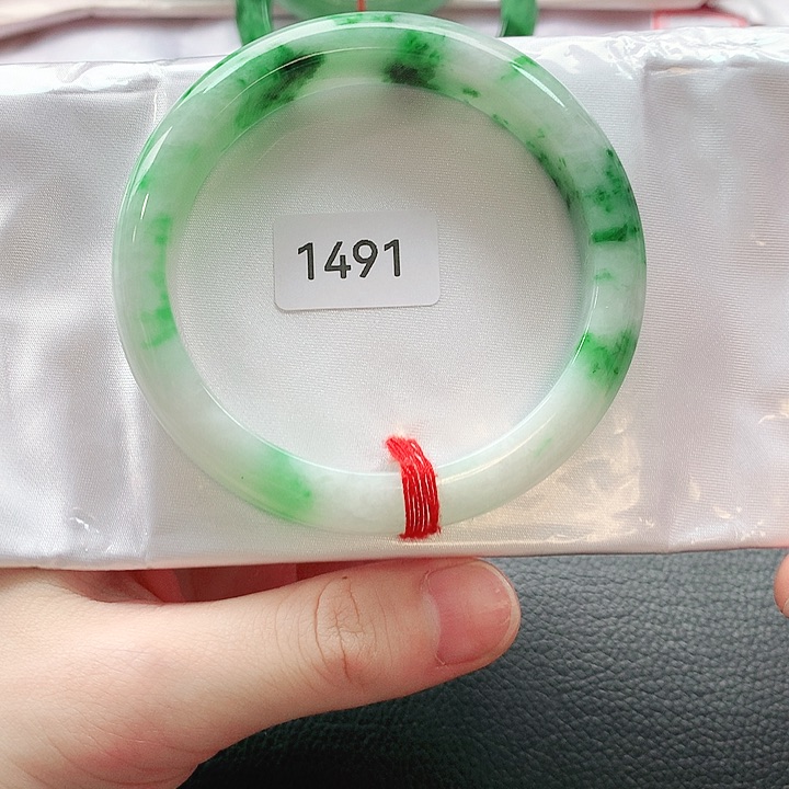 翡翠手镯未镶嵌胡**?天然翡翠手镯