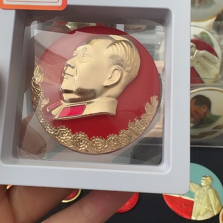 加***利其他普通金属红色收藏纪念章