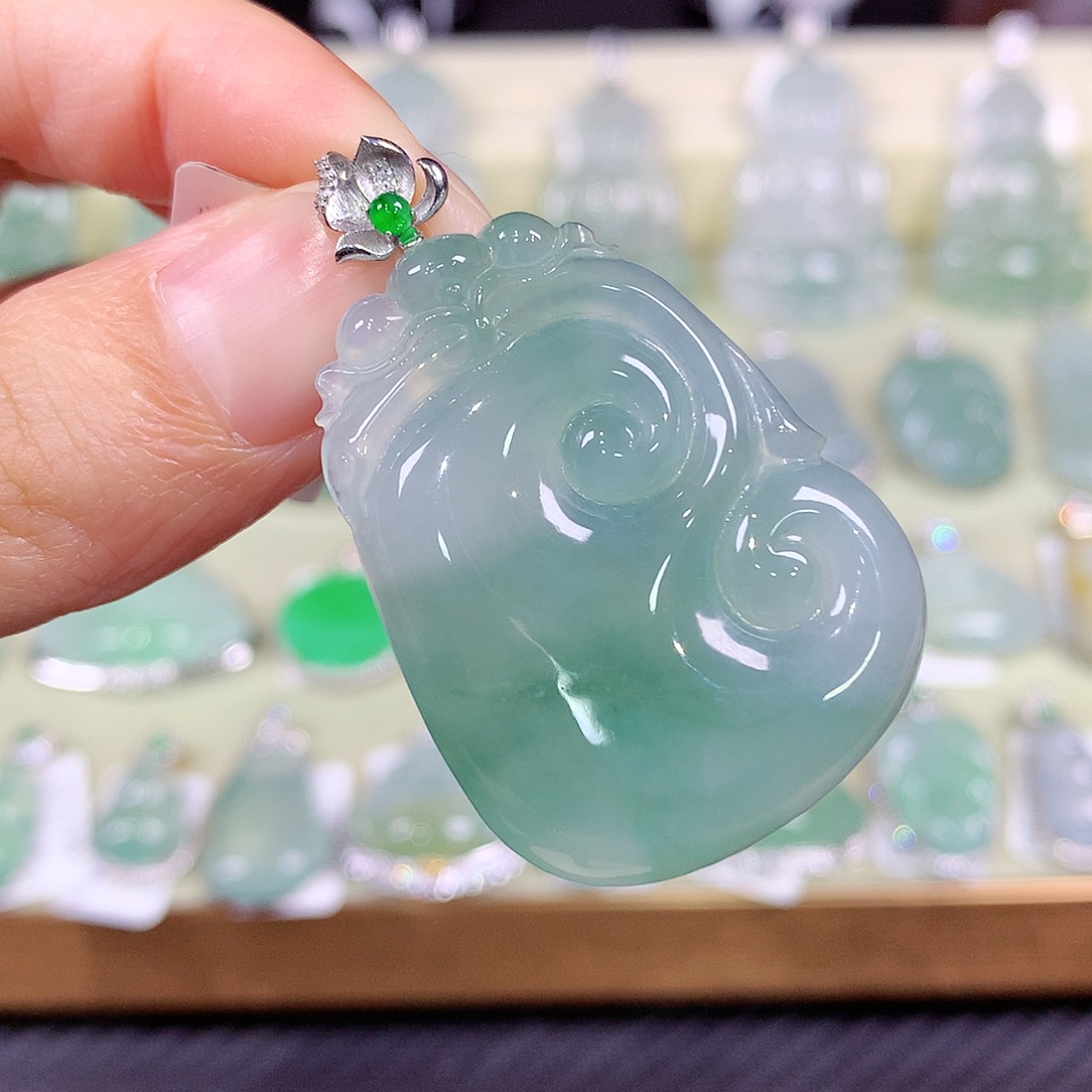 翡翠18K金镶嵌颈饰如意