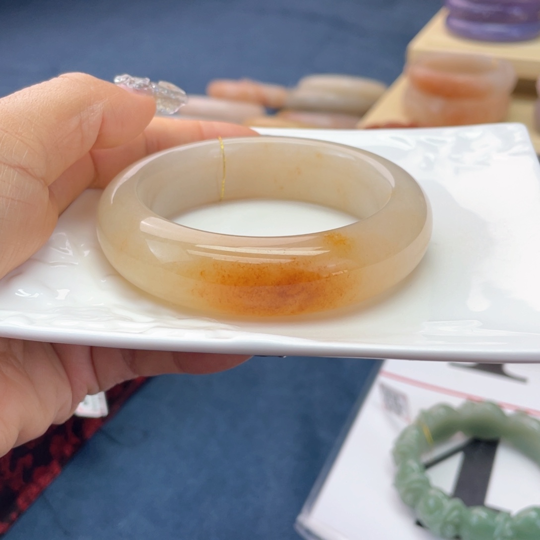 西***开石英质玉未镶嵌手镯