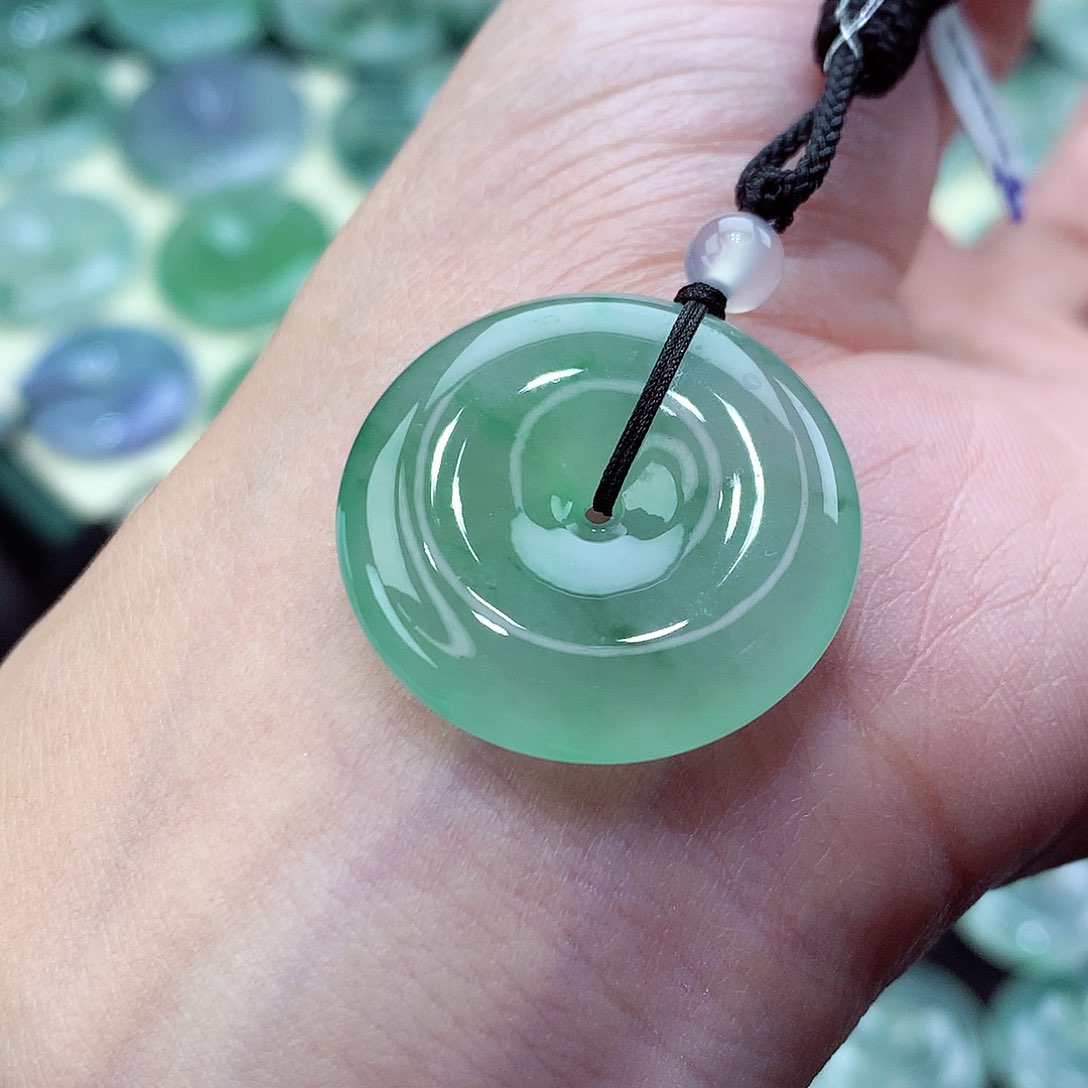 翡翠颈饰未镶嵌编号38。尺寸25.2-5.8