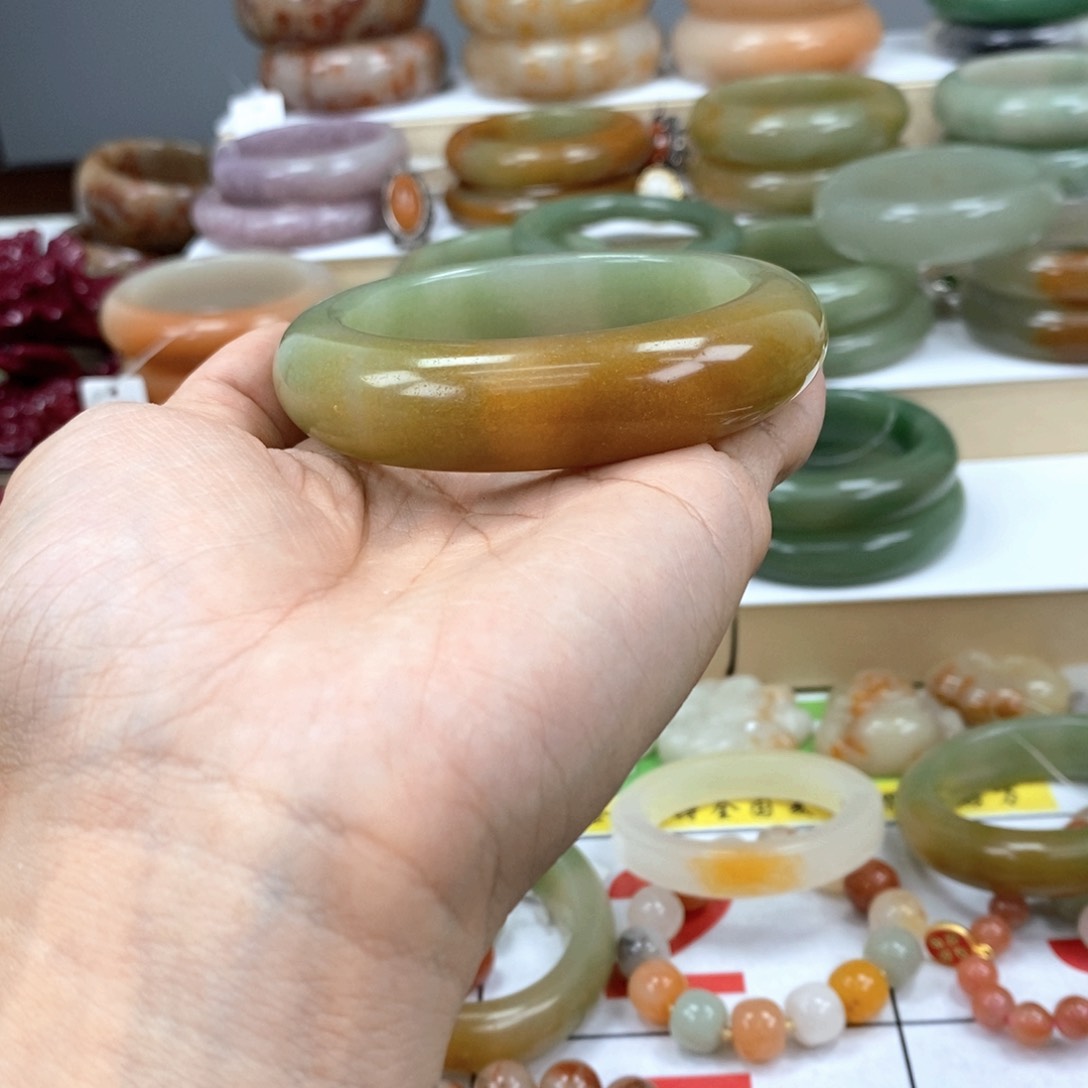 石英质玉手镯未镶嵌动**楚