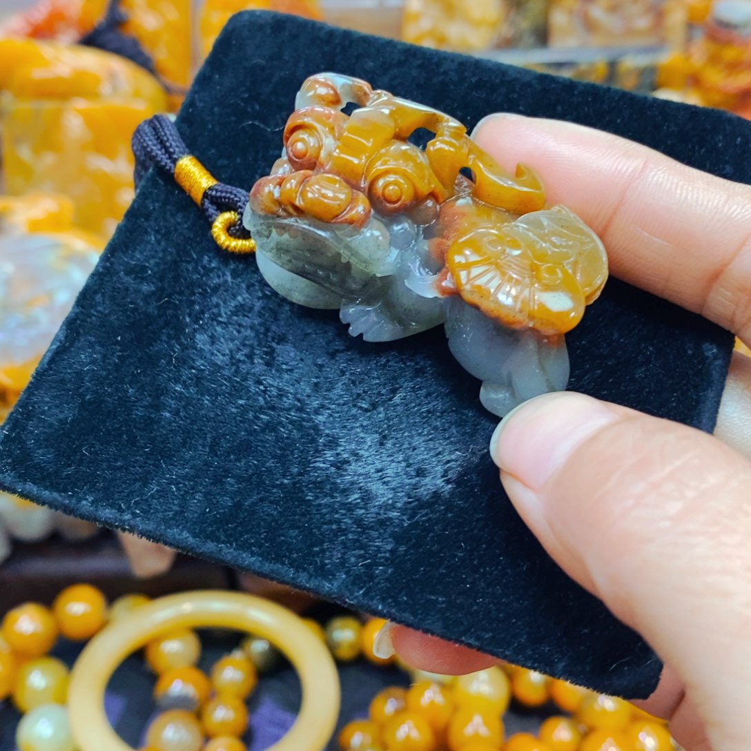 未镶嵌石英质玉（黄龙玉）颈饰