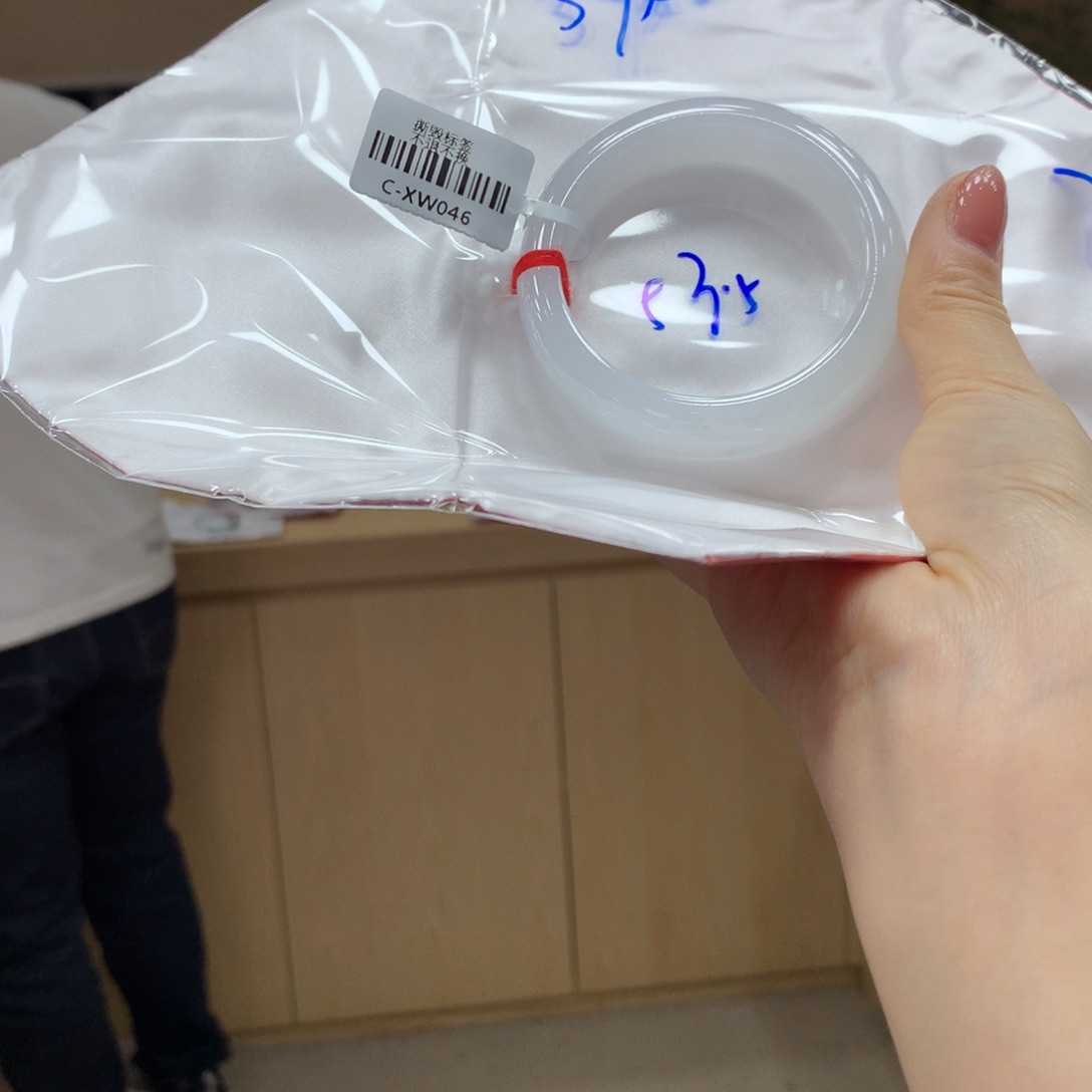 翡翠手镯未镶嵌不退不换