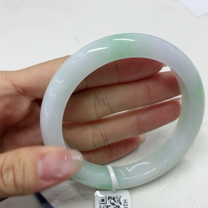 翡翠未镶嵌手镯60.6白底青