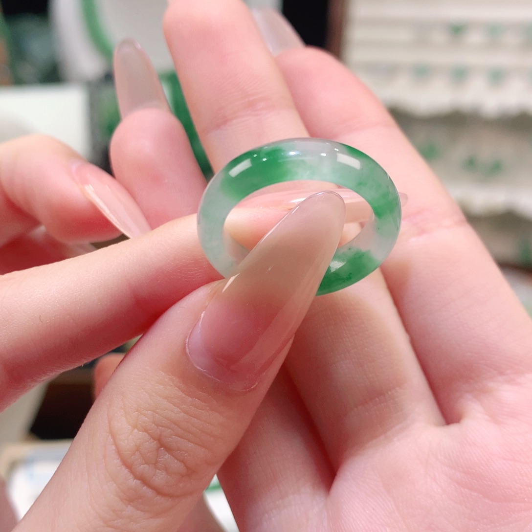 、***懿石英质玉（非洲翠）未镶嵌颈饰戒圈