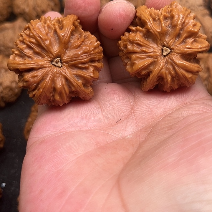 莫***问文玩核桃吊坠你们都在