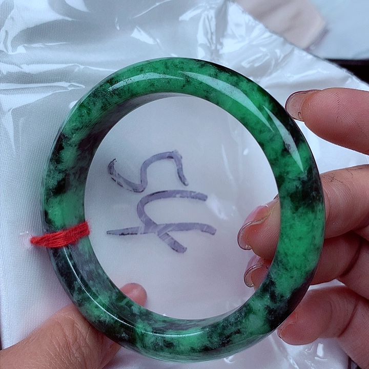 翡翠手镯未镶嵌翡翠