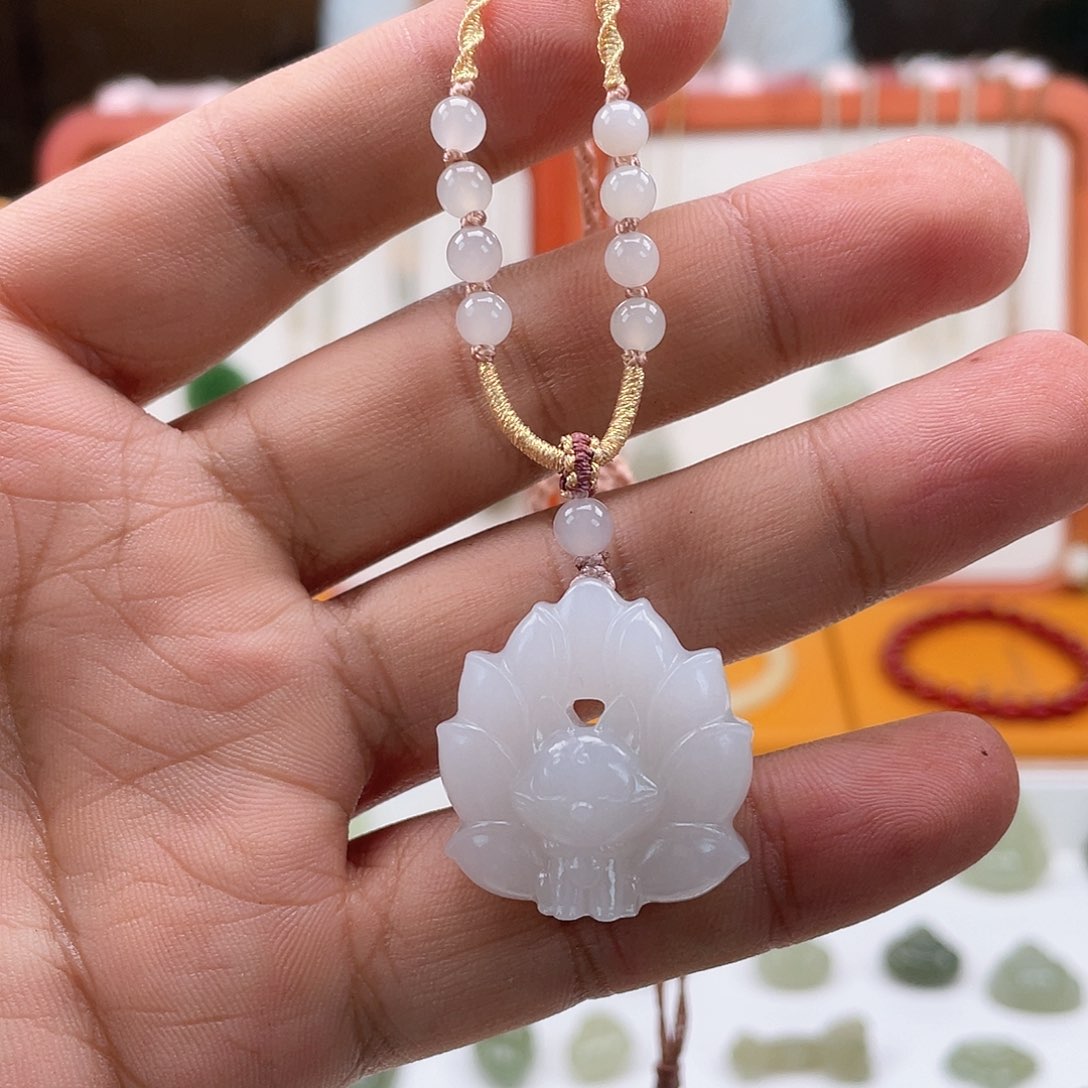 爱***子和田玉未镶嵌颈饰