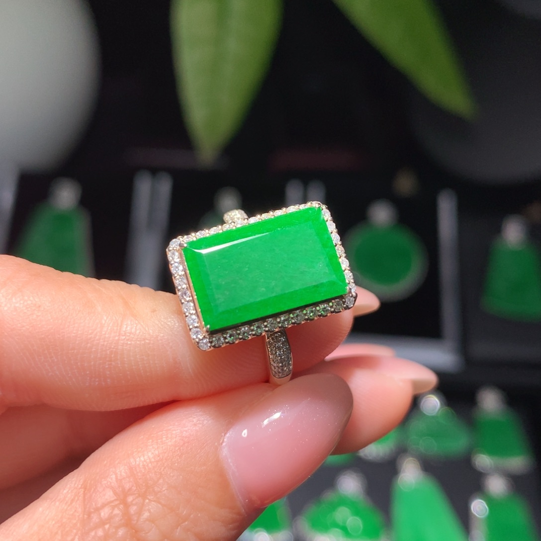 翡翠18K金镶嵌颈饰翡翠