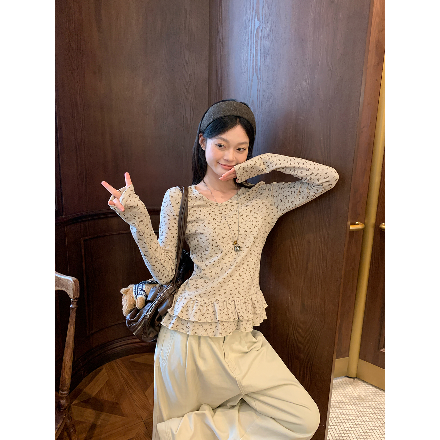 宋正恩11/10 10:00AM上新【温柔碎花荷叶边修身针织打底衫】HY992