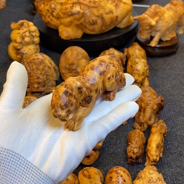 柏木汽***师豹子手把件