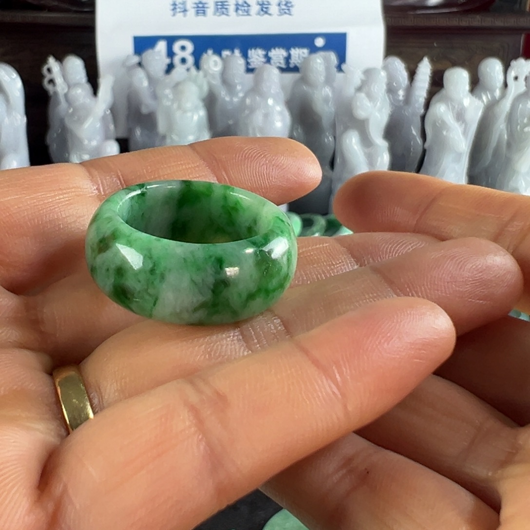 此***由翡翠未镶嵌手镯天然翡翠扳指