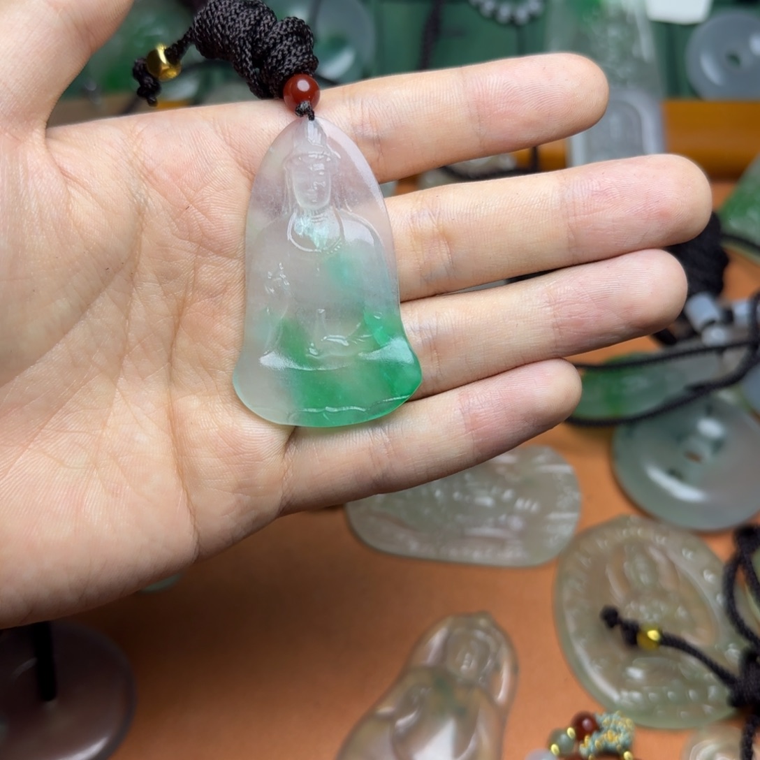 翡翠未镶嵌颈饰观音