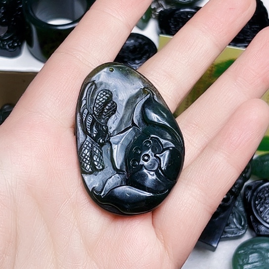 蛇纹石玉颈饰合金