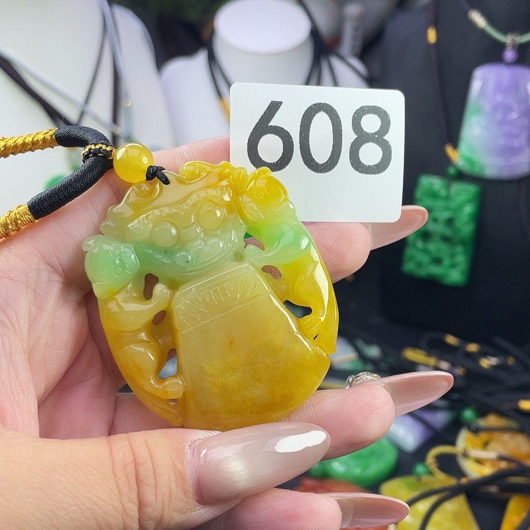 翡翠未镶嵌吊坠(赠链)