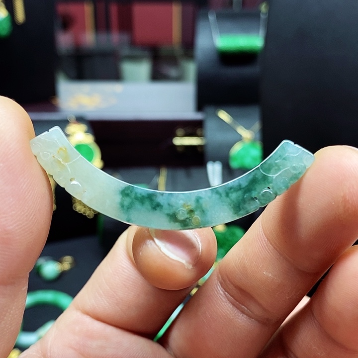 翡翠颈饰未镶嵌吊坠