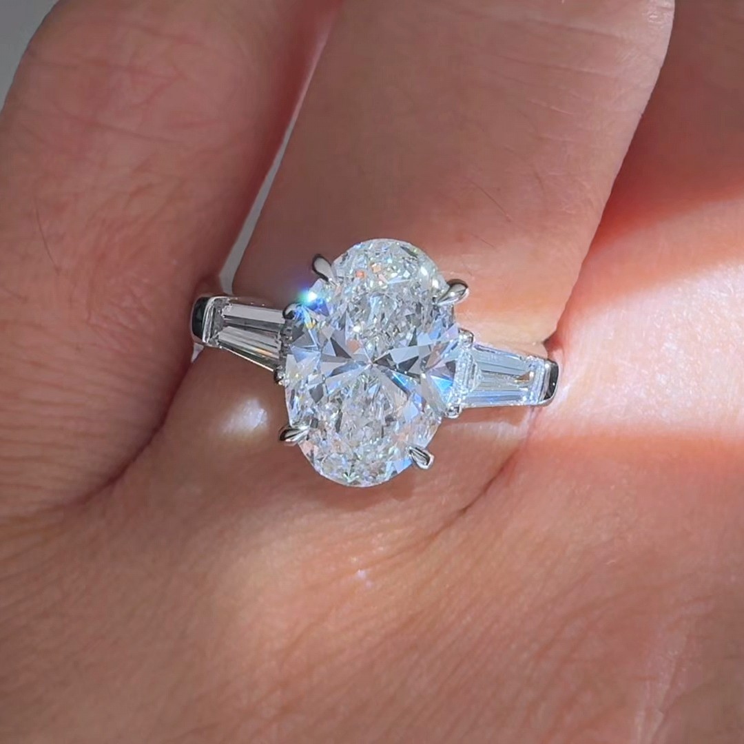 实验室培育钻石IGI两卡D VS1/E VVS2 /E VS1椭圆三石款钻戒