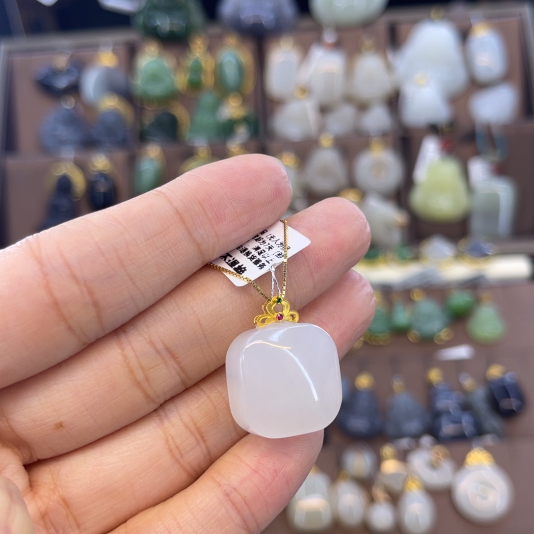 和田玉吊坠18K金镶嵌