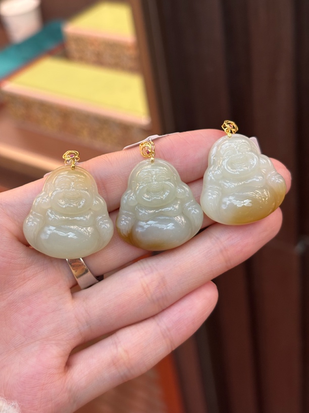 3856和田玉18k金镶且末料佛公吊坠多样性发其一约26.8*25.4*6.2