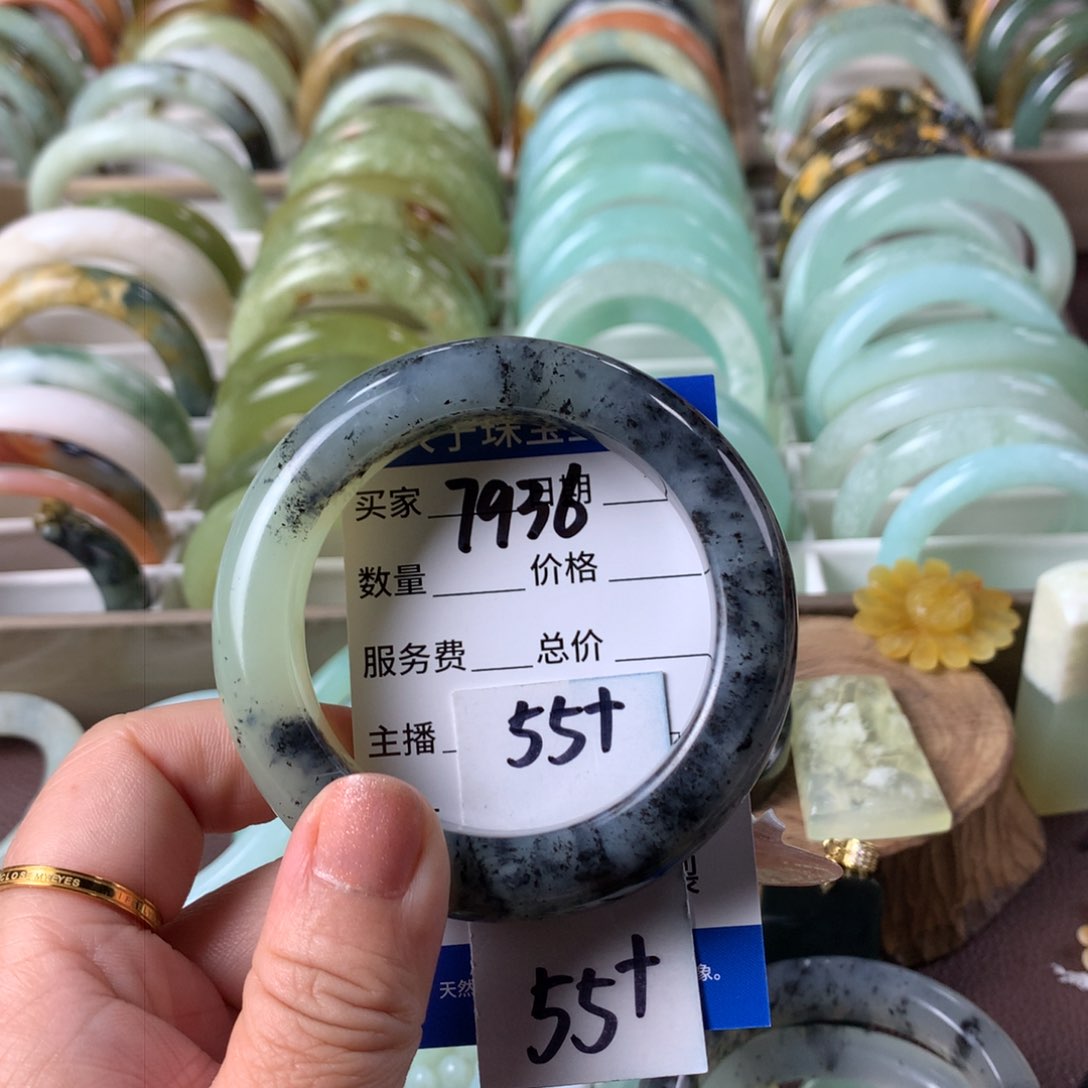 蛇纹石玉手镯未镶嵌7936