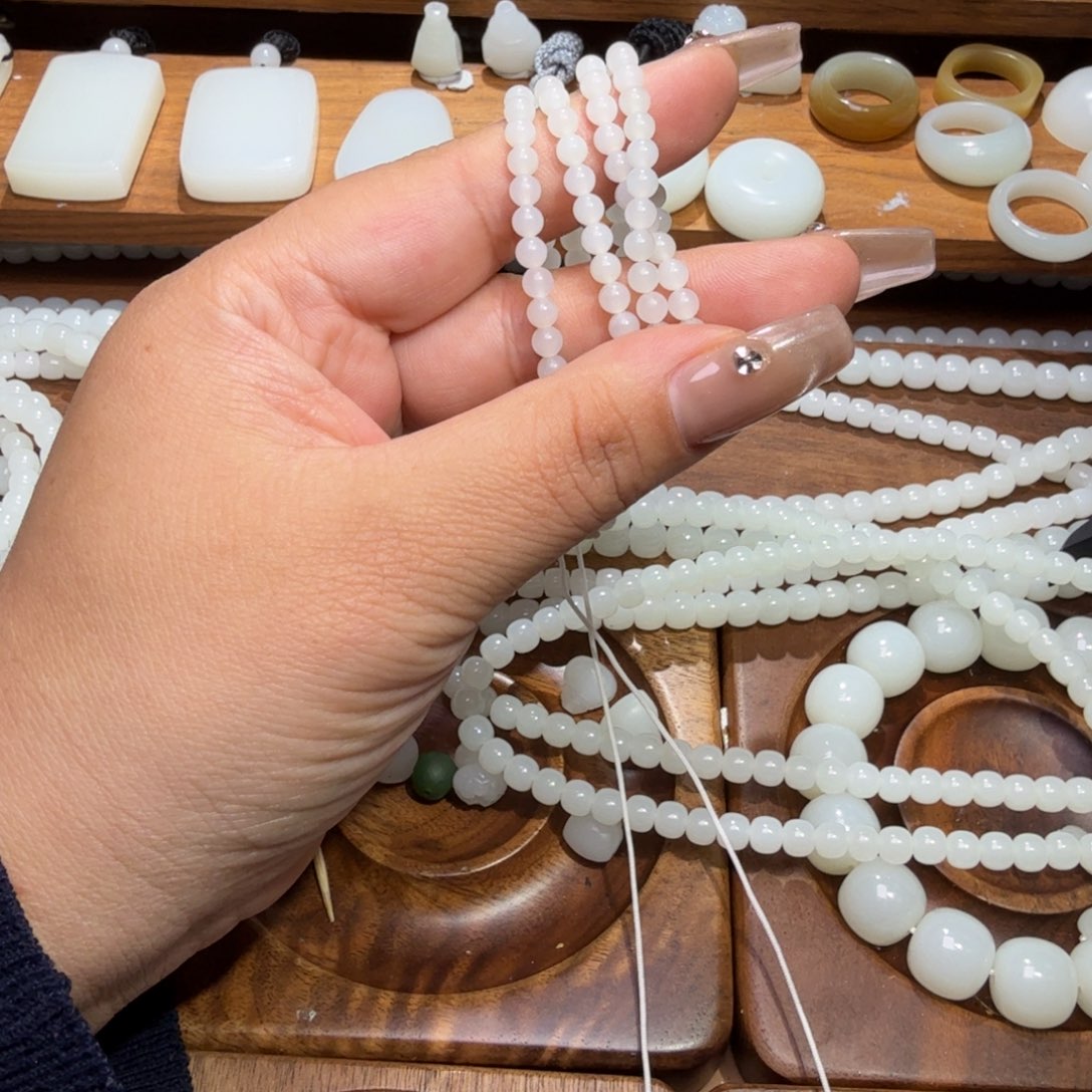 a***z和田玉未镶嵌颈饰