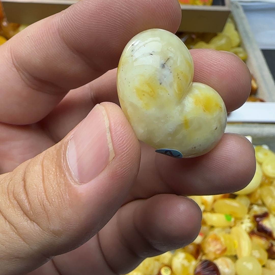 琥珀未镶嵌裸石5.27克有瑕