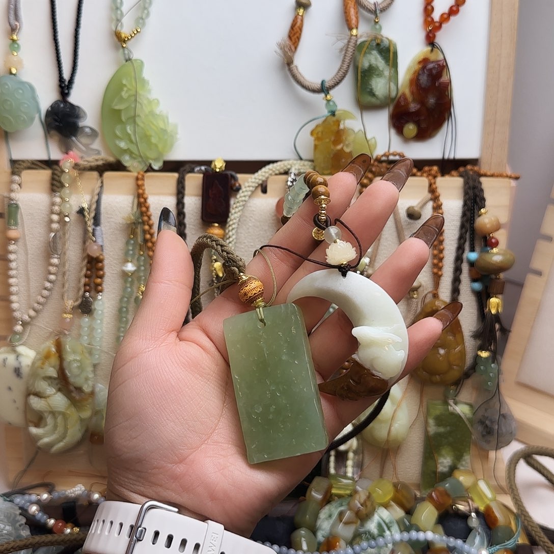 ****元蛇纹石玉合金颈饰