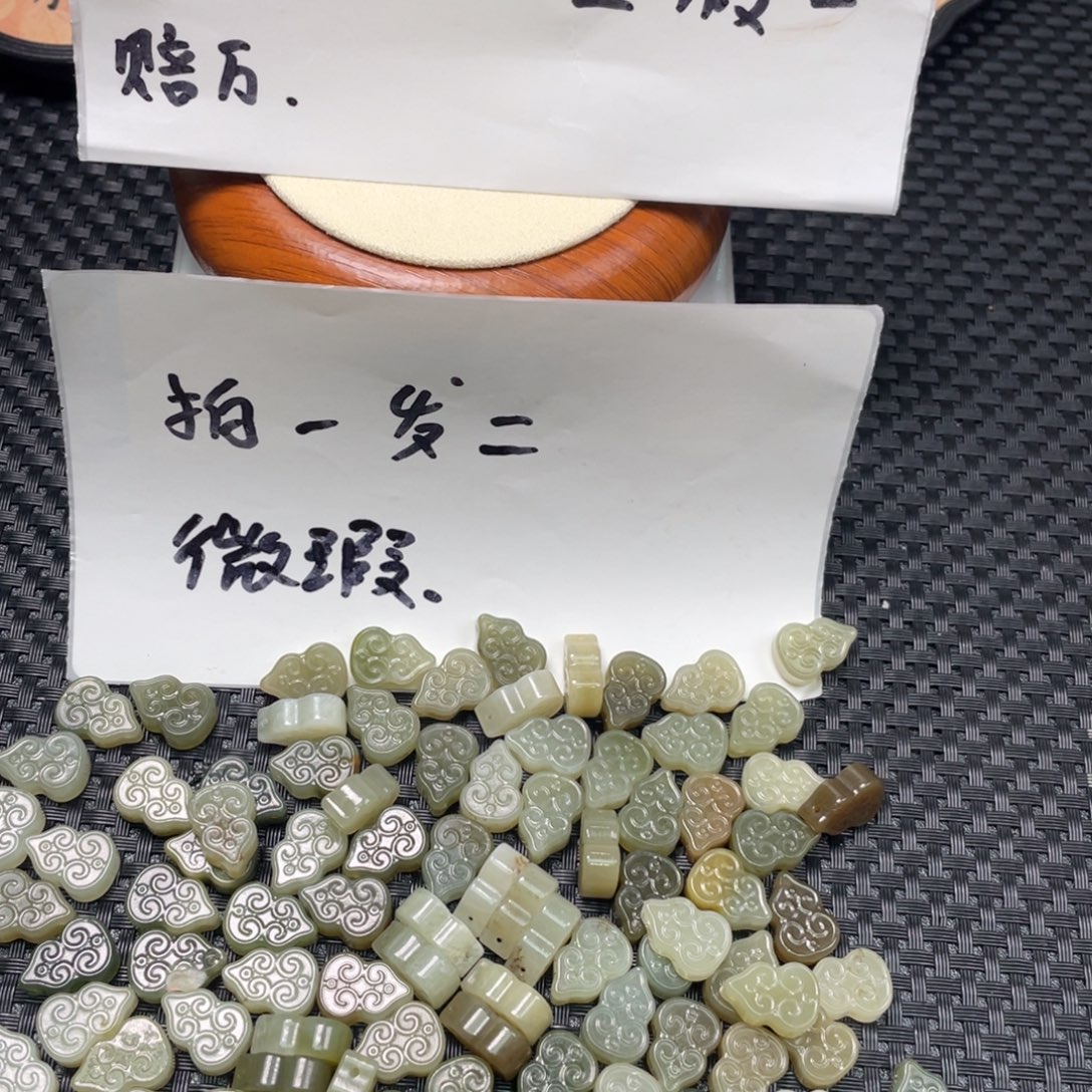 和田玉未镶嵌颈饰微瑕扁葫芦拍一拍二
