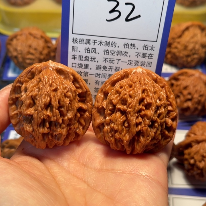 文玩核桃把件32粗筋虎41