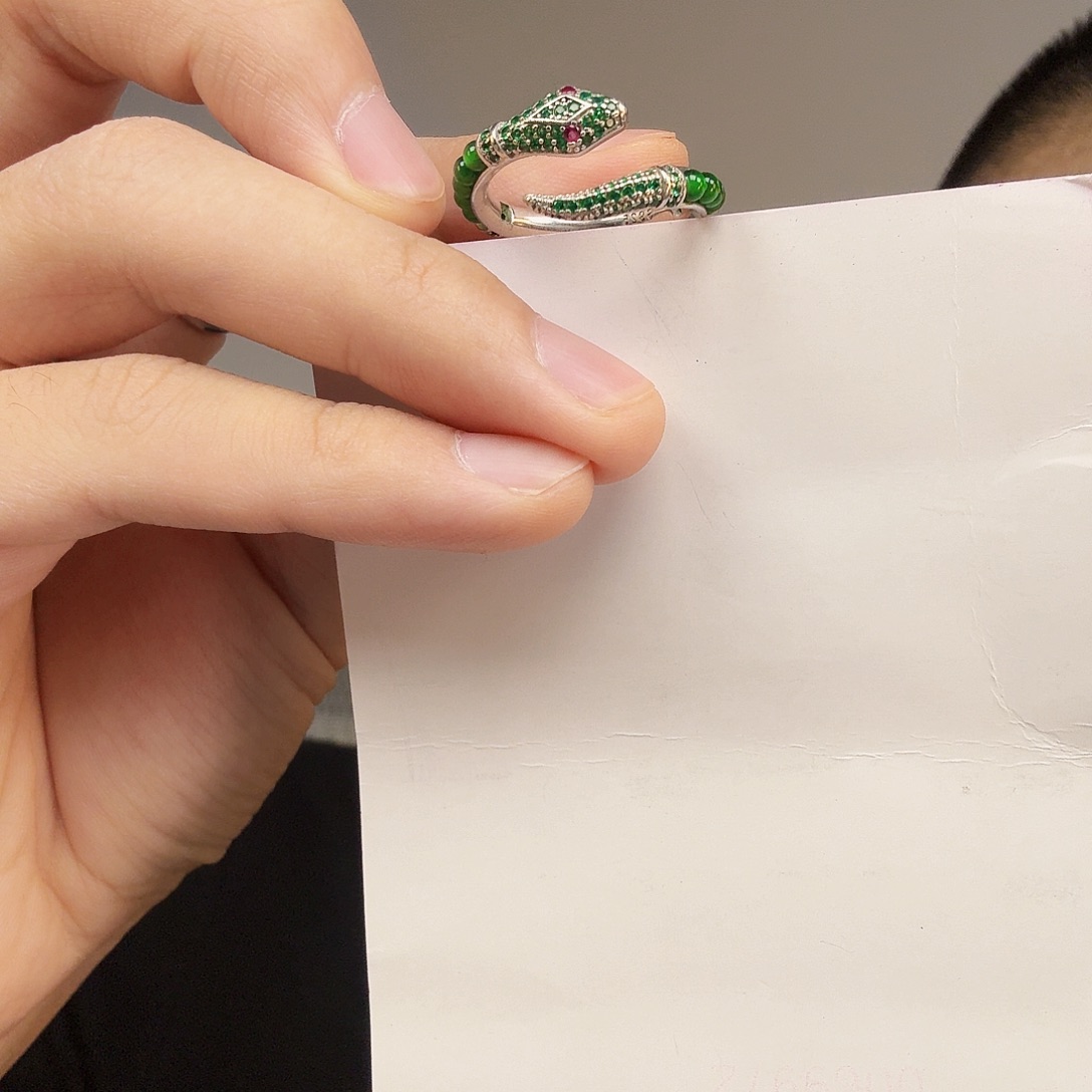 翡翠未镶嵌颈饰一件