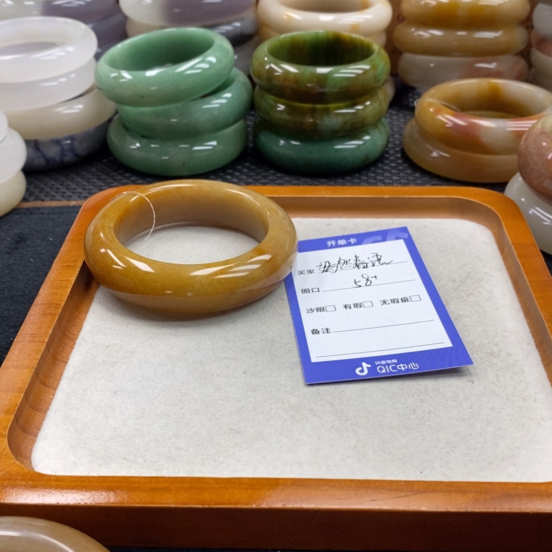 嫣***6石英质玉手镯未镶嵌