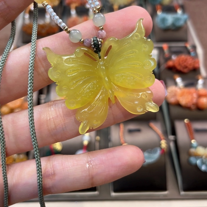 蛇纹石玉颈饰未镶嵌