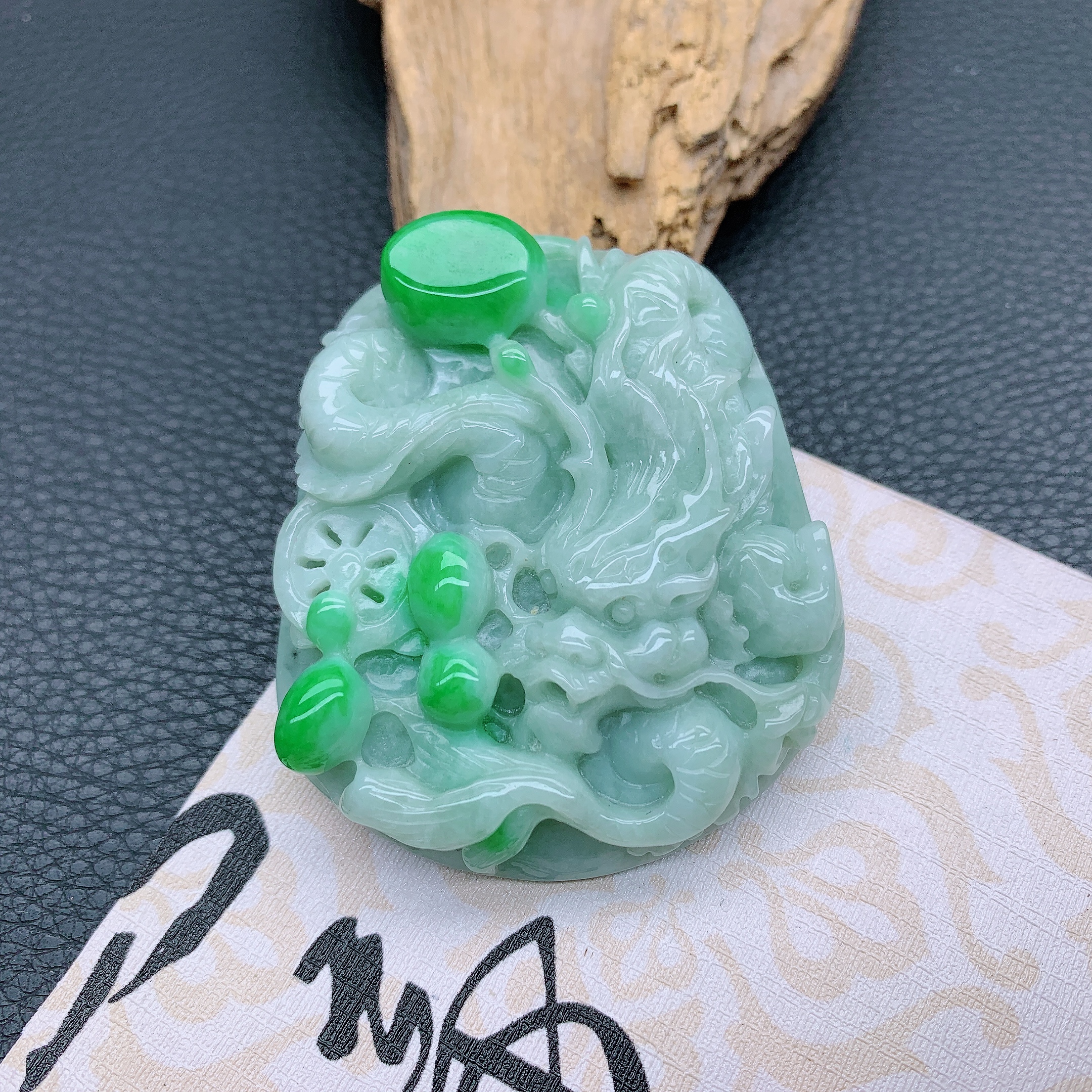 173~天然翡翠A货冰润精雕阳绿生意兴龙吊坠气质高贵精美龙牌挂件