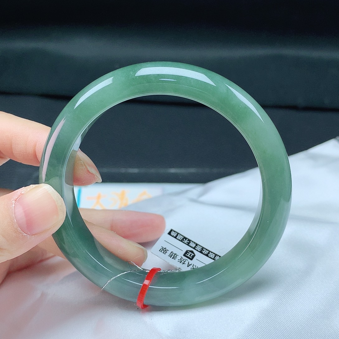 翡翠手镯未镶嵌60圈