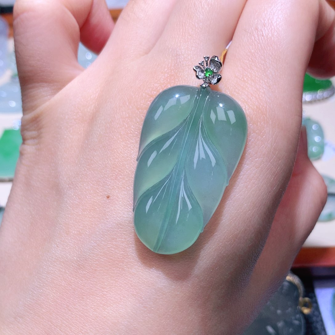 颈饰18K金镶嵌翡翠金枝玉叶