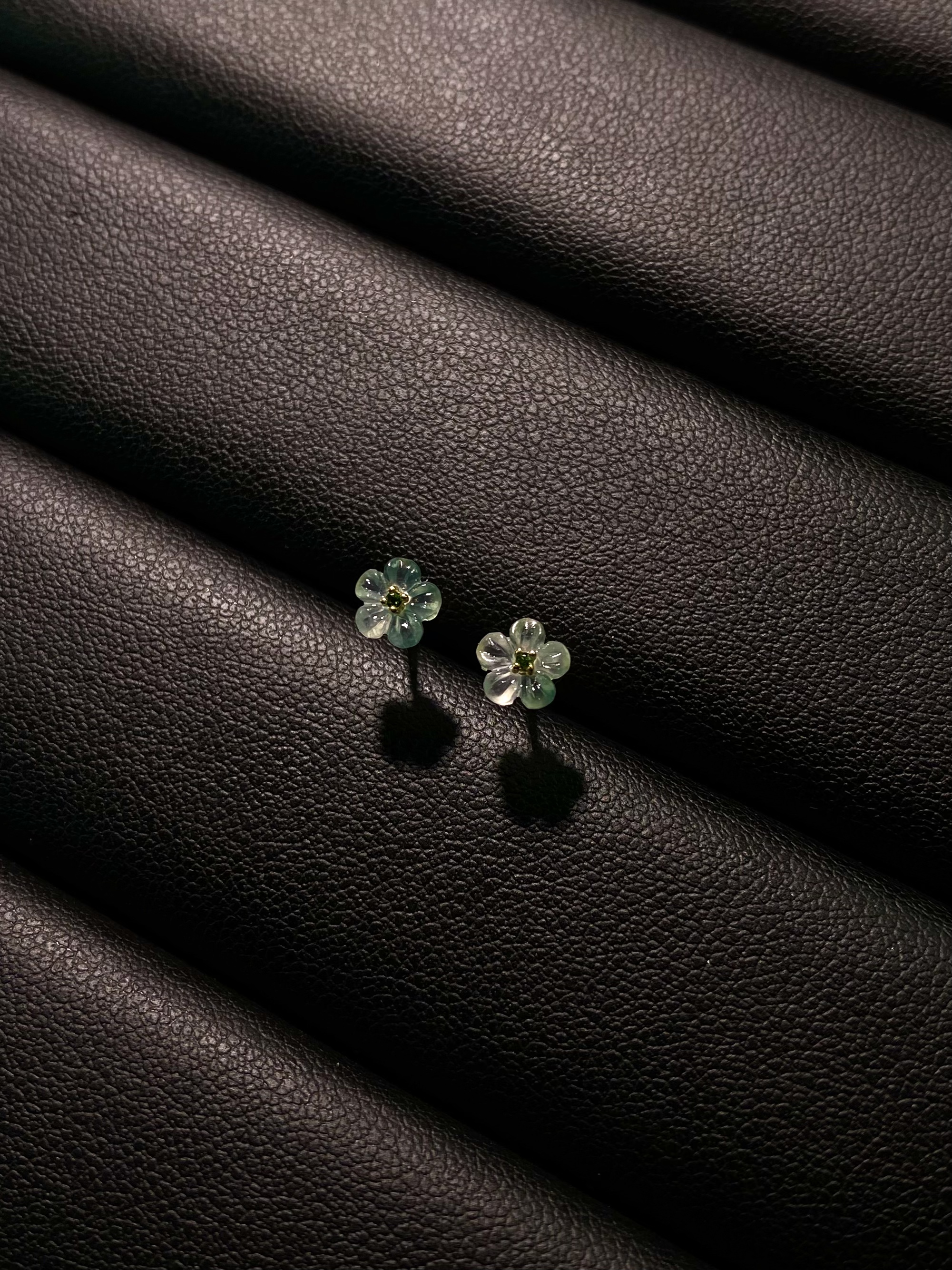 翡翠a货 玻璃底飘蓝花耳钉 手工雕刻小花 18k金钻石镶嵌 精致款