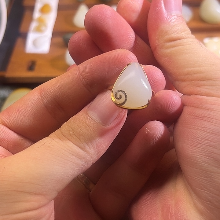 未镶嵌戒指和田玉