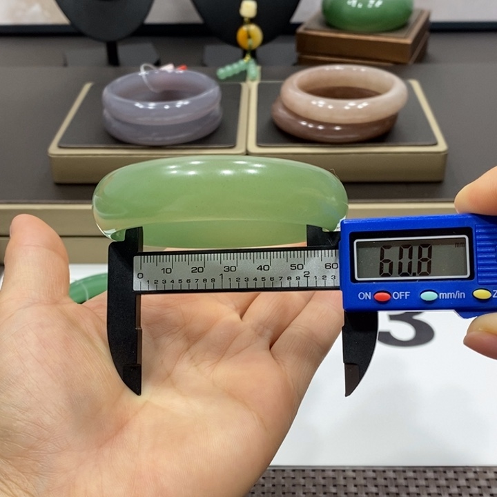 东陵石颈饰未镶嵌