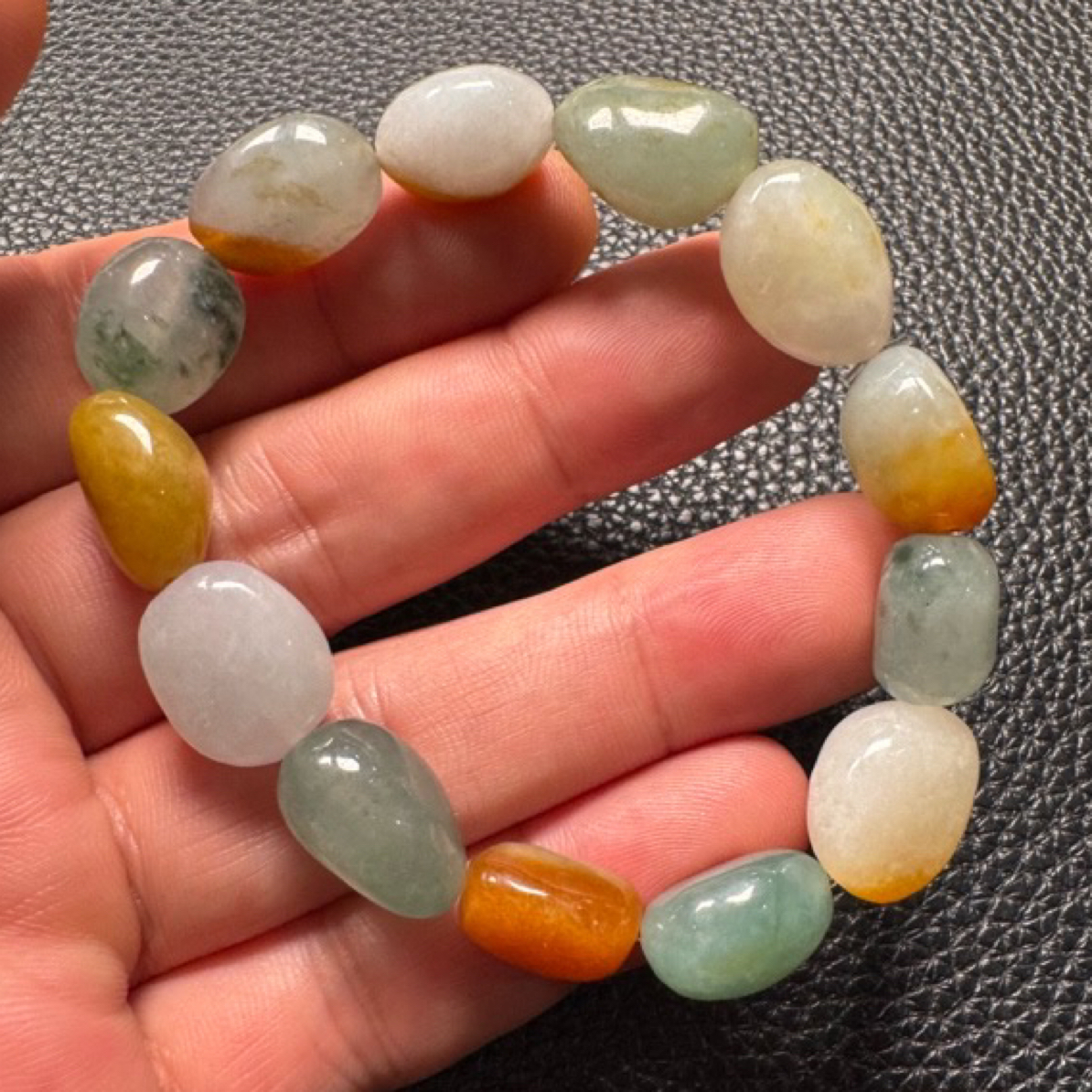 冰润三彩飘绿路路通玉手串