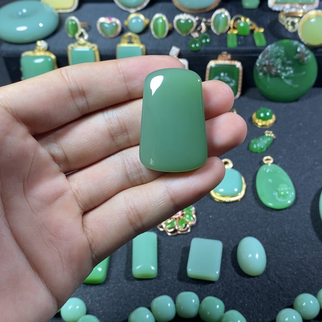 颈饰未镶嵌和田玉（碧玉）