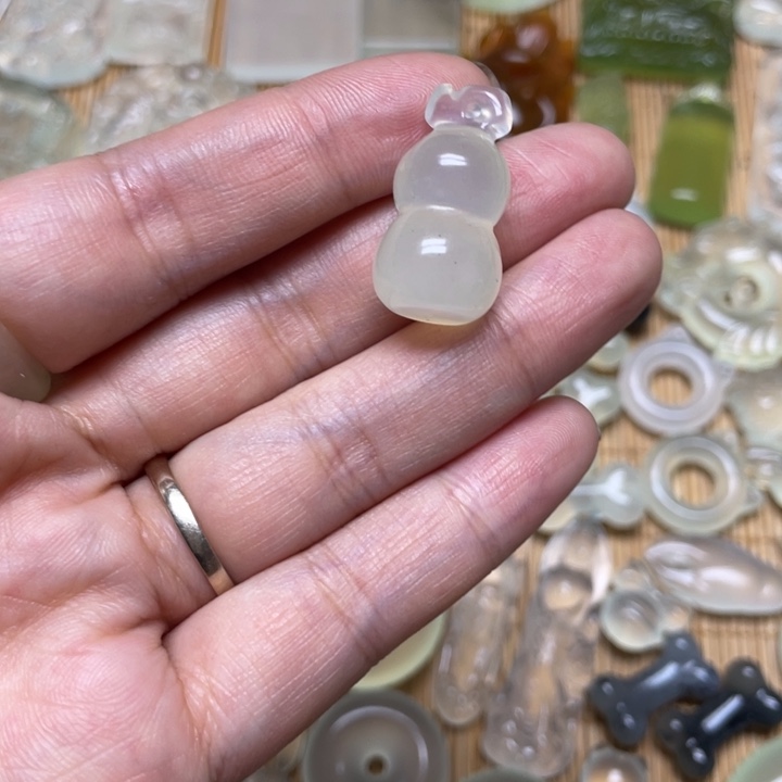 蛇纹石玉颈饰未镶嵌