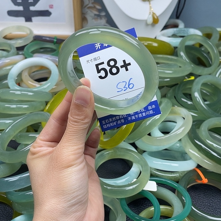 蛇纹石玉未镶嵌手镯