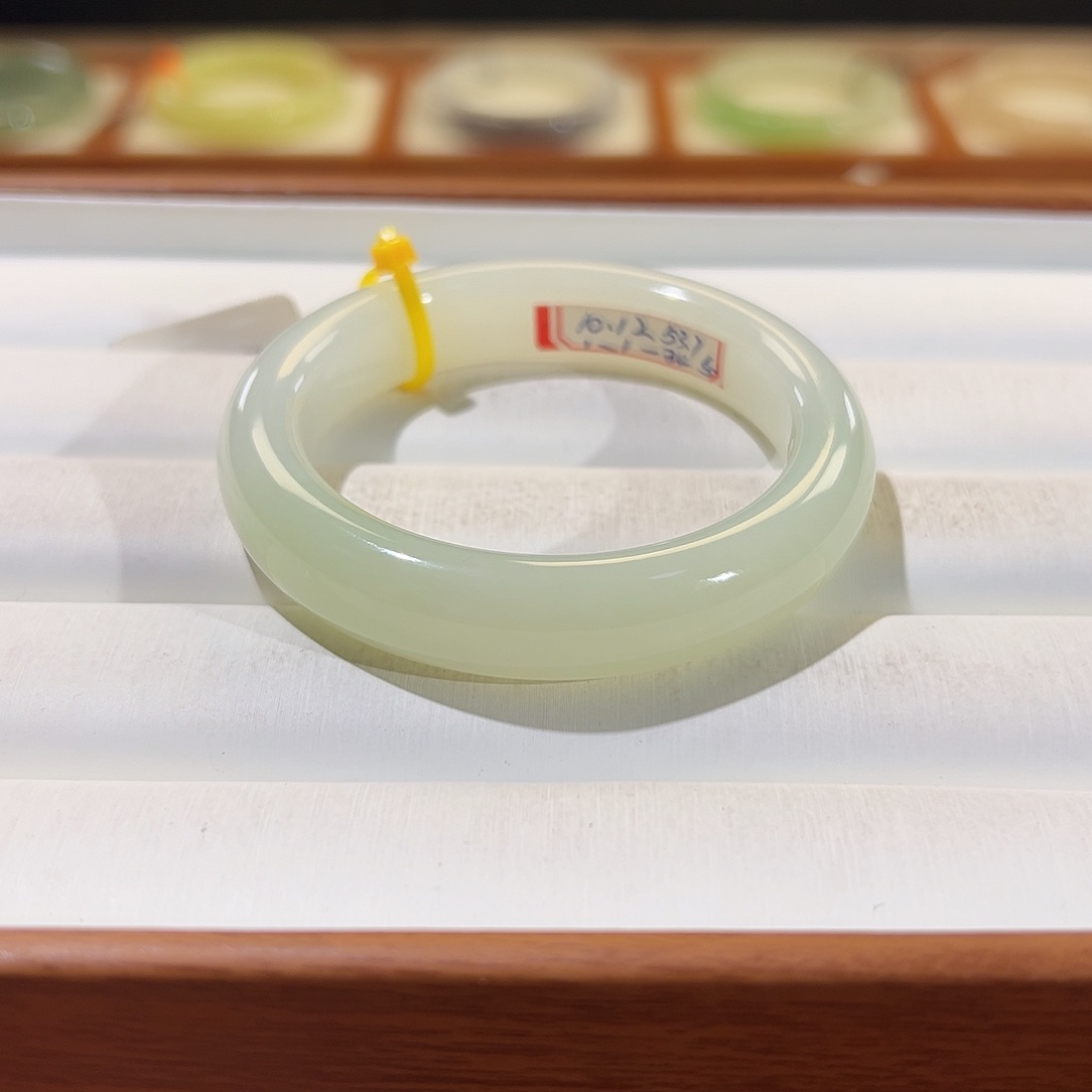 和田玉手镯未镶嵌白底翠新疆玉