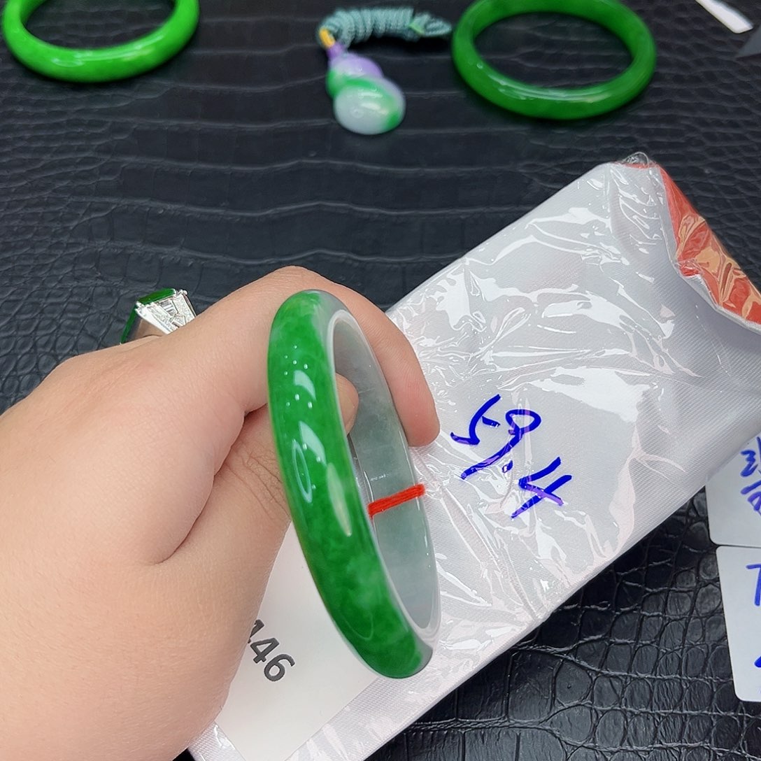 翡翠手镯未镶嵌多样性