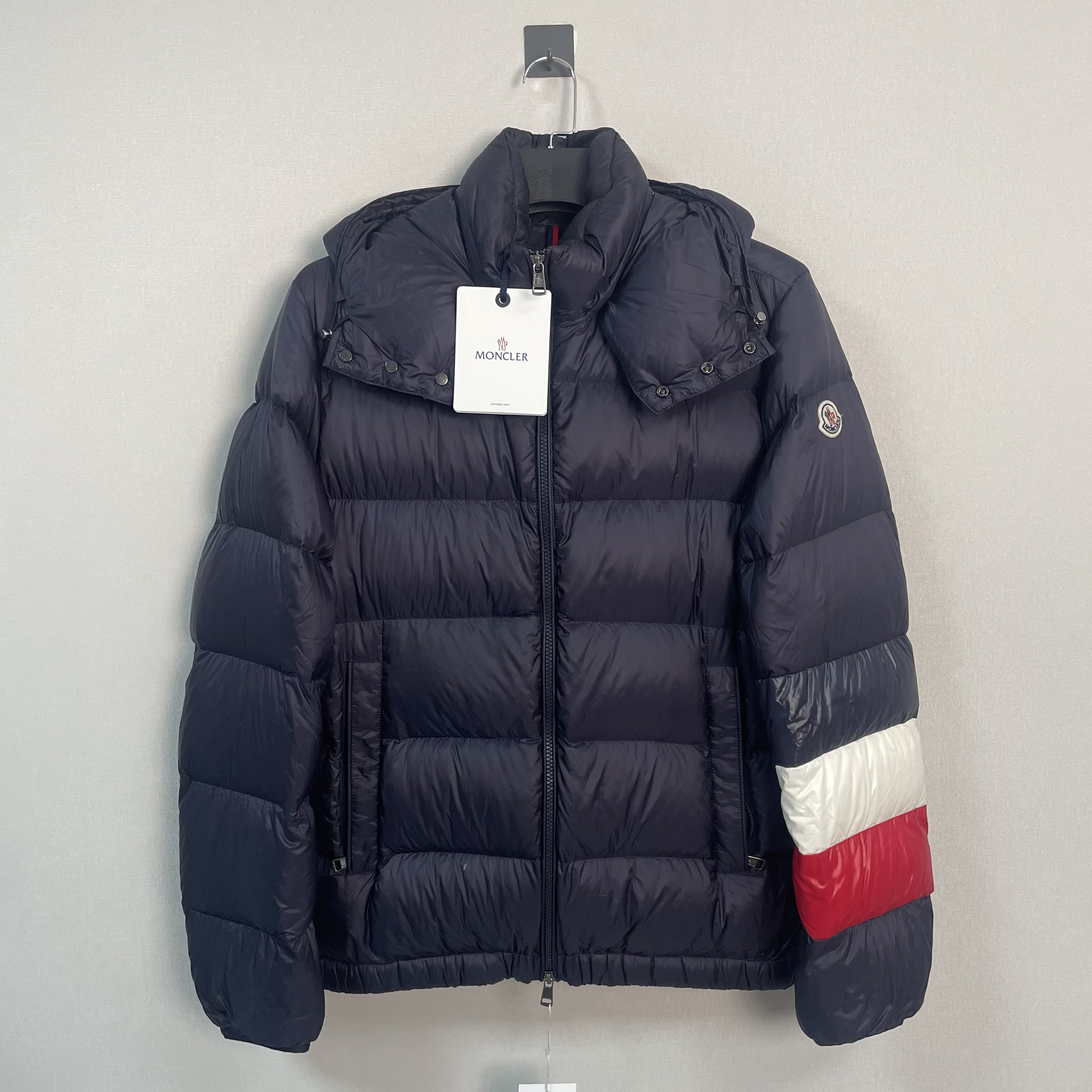 99新 MONCLER 盟可睐新款红白条纹袖标羽绒服/4码/带吊/价13900